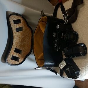 Vintage 220/SL Vivitar Film Camera w/2 lenses 50mm/1.8, 135mm/2.8, Flash & case